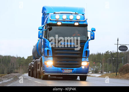 Salo, Finnland - Januar 30, 2016: Vorderansicht des blauen Scania R 500 Tank-LKW auf der Straße im Süden Finnlands. Scania feiert 125 Jahre im Jahr 2016. Stockfoto