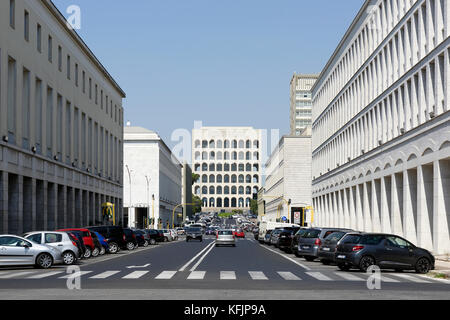 Blick von der Viale della Civilta del Lavoro in der Palazzo della Civilta Italiana, wie das Quadrat Kolosseum (Colesseo Quadrato). EUR, Rom, Italien Stockfoto