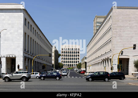 Blick von der Viale della Civilta del Lavoro in der Palazzo della Civilta Italiana, wie das Quadrat Kolosseum (Colesseo Quadrato). EUR, Rom, Italien Stockfoto