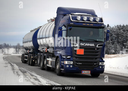 Salo, Finnland - Januar 22, 2016: lila Scania R 580 Euro 6 Tankwagen bewegt sich entlang der Straße im Süden Finnlands. Scania feiert 125 Jahre im Jahr 2016. Stockfoto