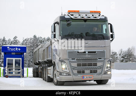 Salo, Finnland - Januar 22, 2016: Volvo FH 16 650 Kombination Stapler für Bau hält für die Betankung in Salo. Auf den durchschnittlichen Fahrer können sparen Sie bis zu Stockfoto