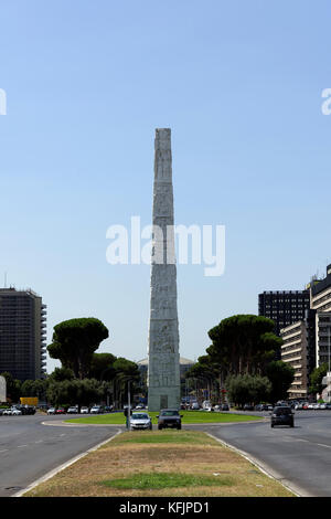 Blick auf den Obelisken di Marconi, ein Obelisk zu Guglielmo Marconi gewidmet von Bildhauer Arturo Dazzi. EUR, Rom, Italien. Der Obelisk steigt auf 45 m. Stockfoto