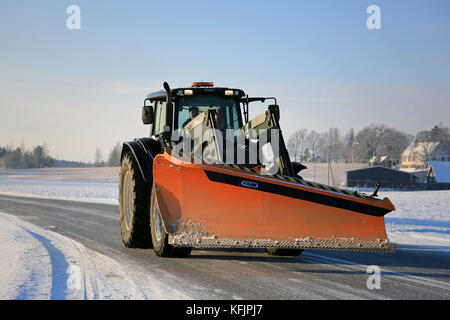 Salo, Finnland - Januar 16, 2016: Valtra Traktor und fm Schnee auf der Straße im Süden Finnlands Pflug. in Finnland, das Jahr 2016 beginnt mit kaltem Wetter Stockfoto