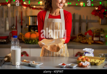 Glückliche junge hausfrau, Teig für Weihnachten cookies Stockfoto