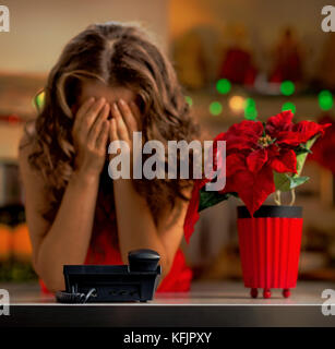 Kann Weihnachten eine stressvolle Urlaub. frustrierte Frau warten auf einen Anruf. Stockfoto