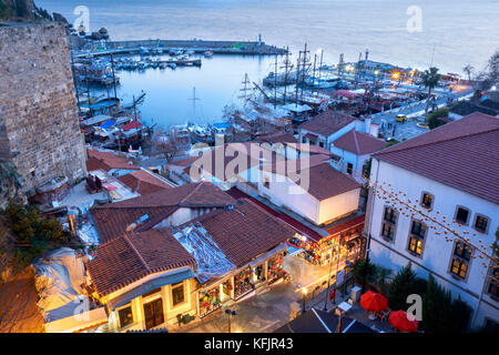 Hafen und Marina in Kaleici, der Altstadt von Antalya, bei Sonnenuntergang. Mittelmeerküste. Die Türkei. Stockfoto