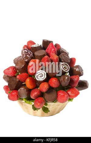 Korb mit Früchten und Beeren in der Schokolade auf weißem Hintergrund. Handgefertigte. Erdbeeren und Bananen in der Schokolade. Geschenkkorb zum Valentinstag isoliert auf weißem Hintergrund. Stockfoto