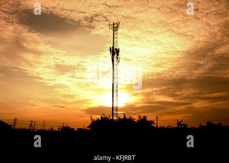 Die Mitteilung Turm und Sonnenlicht in Abend Stockfoto