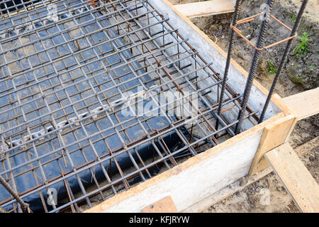 Verstärkung aus Metall Rahmen für Beton gießt. bereit für das Auffüllen mit Beton - Stiftung für ein neues Haus Stockfoto