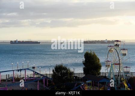 Containerschifffahrt in der Themse Mündung nahe Southend on Sea, Essex. Jahrmarkt. Seewege zu Docks an der Themse Stockfoto