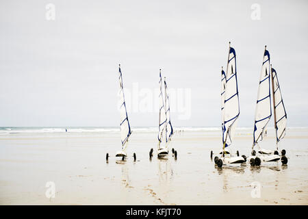 Land Segeln auf der Plage de la Torche in Plomeur Finistere Bretagne Frankreich. Stockfoto