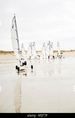 Land Segeln auf der Plage de la Torche in Plomeur Finistere Bretagne Frankreich. Stockfoto