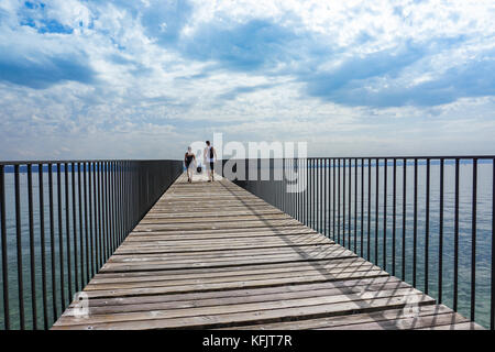 Paar auf Pier Stockfoto