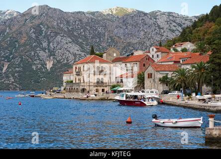 Montenegro, Perast, malerischen Blick auf die Stadt Perast am Ufer des Boka-Kotorska Bay Stockfoto