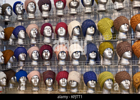 Kammgarn Hüte auf den silbrigen Köpfe der Schaufensterpuppen im Store. Stockfoto