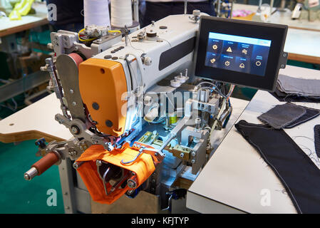 Automatische nähen Bottom hemming Maschine in der Werkstatt Stockfoto