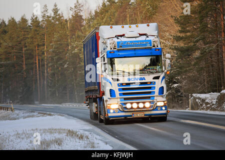 Salo, Finnland - 9. Januar 2016: bunte Scania Lkw halb auf der Straße in der winterlichen Süden Finnlands. Es gibt keine gemeinsame Rechtsvorschriften in der EU concerni Stockfoto