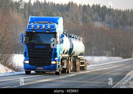 Salo, Finnland - 9. Januar 2016: blauer Scania R 500 Tank-LKW auf der Straße in der winterlichen Süden Finnlands. Nach Angaben von Scania ist es möglich, zu schneiden emiss Stockfoto