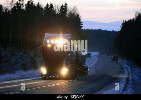 Salo, Finnland - 9. Januar 2016: blauer Scania R 500 Tank-LKW auf der Straße mit vollständiger Scheinwerfer und Licht Zubehör in einer Winternacht im Süden von finl Stockfoto