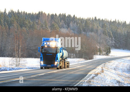 Salo, Finnland - 9. Januar 2016: blauer Scania R 500 Tank-LKW auf der Straße in der winterlichen Süden Finnlands. Nach Angaben von Scania ist es möglich, zu schneiden emiss Stockfoto