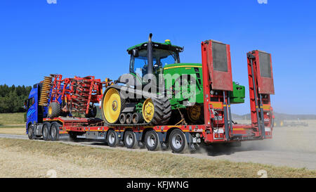 Salo, Finnland - 22 August, 2015: Volvo fh Hols John Deere 8345rt Raupentraktoren und kultivator am Ende der puontin peltopaivat landwirtschaftlichen Harves Stockfoto