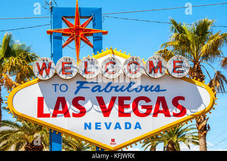 Klassische Ansicht der Willkommen im fabelhaften Las Vegas sign am südlichen Ende des berühmten Las Vegas Strip an einem schönen sonnigen Tag mit blauen Himmel und Wolken,