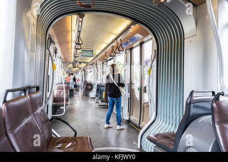 Brüssel, Belgien - 27 August 2017: Einrichtung einer Straßenbahn Auto mit Passagieren in Brüssel, Belgien Stockfoto