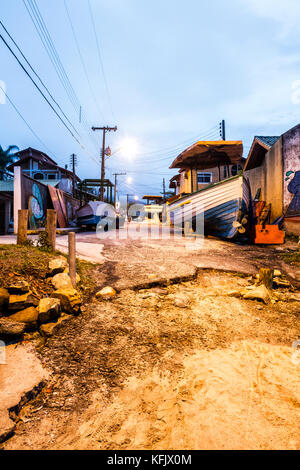 Boote auf der Straße in der Nähe von Armacao Beach geparkt. Florianopolis, Santa Catarina, Brasilien. Stockfoto