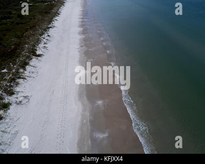 Luftaufnahme von einer langen Geraden weißen Sandstrand mit Pferden Titel. Stockfoto