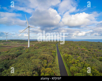 Luftaufnahme von Windenergieanlagen und ländliche Straße in Australien Stockfoto