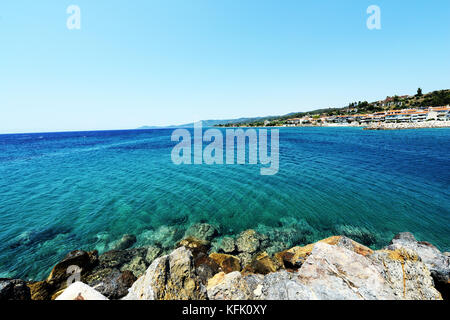 Das schöne Dorf Nea Skioni in Chalkidiki, Griechenland. Stockfoto