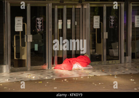 Obdachlose Person schlafen in der Tür eines geschlossenen BHS store, Coventry, England, Großbritannien Stockfoto