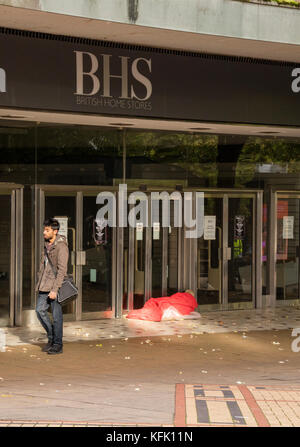 Obdachlose Person schlafen in der Tür eines geschlossenen BHS store, Coventry, England, Großbritannien Stockfoto