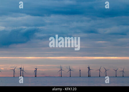 England, Reculver. Nacht, Dämmerung, Teleaufnahme der Windpark London Array am Horizont. Heavy cloud Overhead, ruhige See. Stockfoto