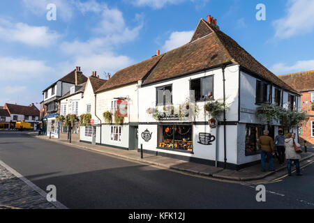 Mittelalterliche Stadt Sandwich in England. Die Circa 15. Jahrhundert 'No Name Shop" und "Le Bistro" oben. 2-stöckigen Eckgebäude. Sonnenschein, blauer Himmel. Stockfoto