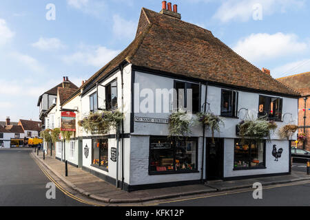 Mittelalterliche Stadt Sandwich in England. Die Circa 15. Jahrhundert 'No Name Shop" und "Le Bistro" oben. 2-stöckigen Eckgebäude. Sonnenschein, blauer Himmel. Stockfoto