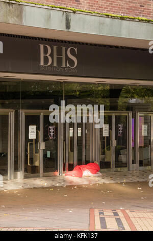 Obdachlose Person schlafen in der Tür eines geschlossenen BHS store, Coventry, England, Großbritannien Stockfoto