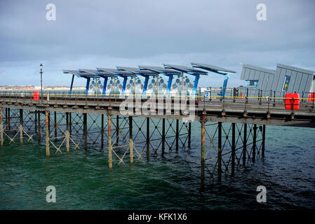 Pier Bahnhof am Ende des Southend Pier, Southend on Sea, Essex. Eisenstruktur Stockfoto