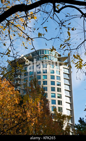 Hochhaus Mehrfamilienhaus in Vancouver West End im Herbst. Stockfoto