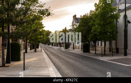 Epernay, Frankreich - Juni 13, 2017: Avenue de Champagne mit mehreren Champagne Häusern entlang der Straße bei Sonnenuntergang in Epernay, Frankreich. Stockfoto