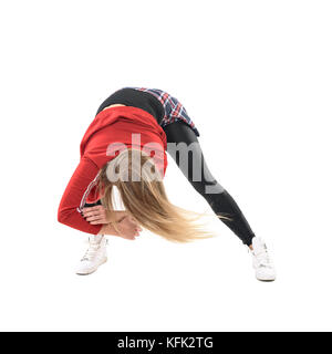 Verbogene jazz dance oder Dancehall Tänzerin zurück reicht und die Hüften schwingen. Haar voller Körper Länge Porträt auf weißem Hintergrund. Stockfoto