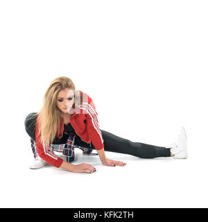 Blond Jazz Tanz oder tanzen Tänzer im Sport Kleidung stretching Beine aufwärmen. volle Gehäuselänge Portrait auf weißem Hintergrund. Stockfoto