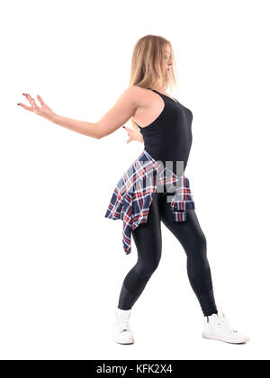 Seitenansicht des leidenschaftlichen Tanz Halle oder jazz dance Tänzer schwingen die Arme nach unten. volle Gehäuselänge Portrait auf weißem Hintergrund. Stockfoto