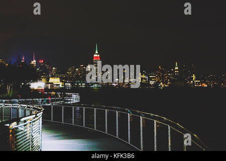 HOBOKEN, NJ - 16. September 2017: Skyline von Manhattan bei Nacht aus Hoboken, New Jersey Stockfoto