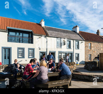 Blick auf Ship Inn Bar und Restaurant in Elie in East Neuk of Fife in Schottland, Großbritannien Stockfoto