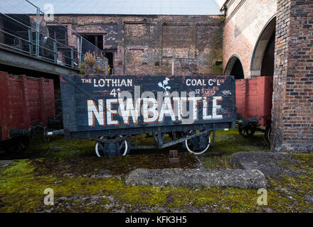 Altes Eisenbahnfahrzeug für den Transport von Kohle im National Mining Museum in Newtongrange in Schottland, Großbritannien. Stockfoto