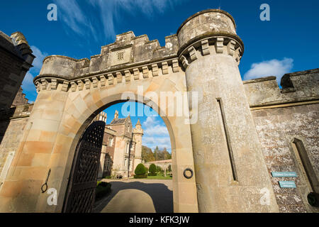 Anzeigen von Abbotsford House der ehemaligen Heimat des schottischen Schriftsteller Sir Walter Scott außerhalb Melrose in Schottland, Vereinigtes Königreich. Stockfoto