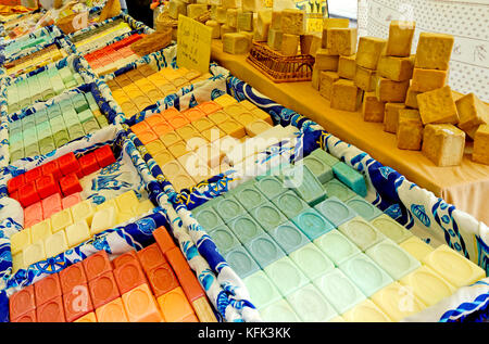 Französische Seifen für den Verkauf in einem Markt Stockfoto