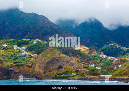 Dorf an der Küste Felsen. Stockfoto