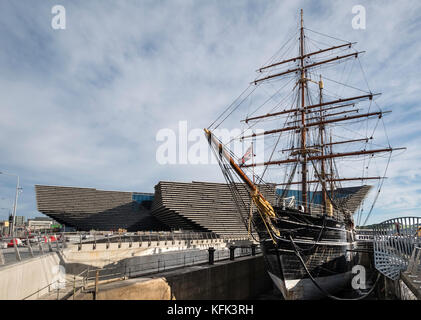 Ansicht der neu abgeschlossenen V&A Museum für Gestaltung und die RRS Discovery in Dundee, Tayside, Schottland. Architekten Kengo Kuma & Associates Stockfoto